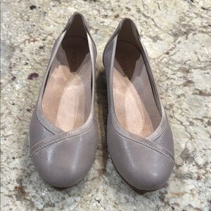 Vionic Women's Light Grey Spark Carrol Leather Flats